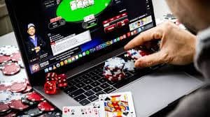 ঢাকার চলতি পথে মোবাইল গাইড পড়ার দৃশ্য